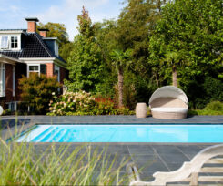 Passion Spa Devotion – luxe 5-persoons spa met ligplaatsen, 82 jets en Aqua Rolling Massage in moderne tuinomgeving